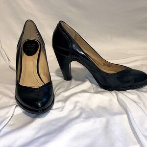 FRYE CELESTE LEATHER PUMPS, Black, Size 8.5M